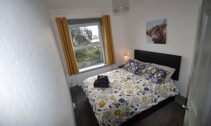Salisbury Condo | Maytree 2 Bed Apartment – Stayseekers
