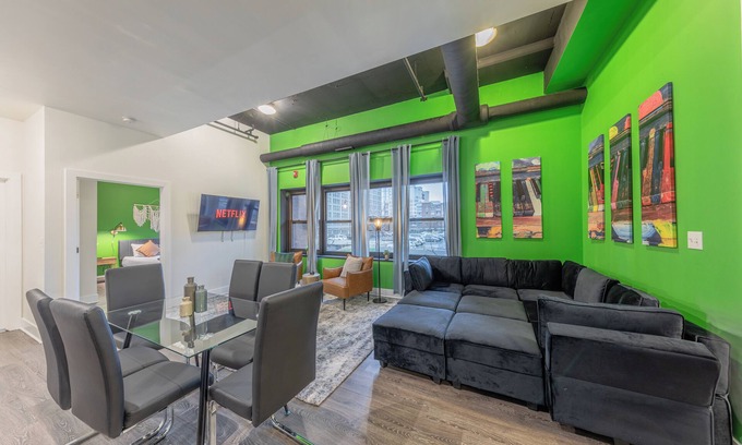 Near South Side Apartment | McCormick 3B/2Ba Family Oasis up to 8 guests with Parking-Optional/Gym/Patio