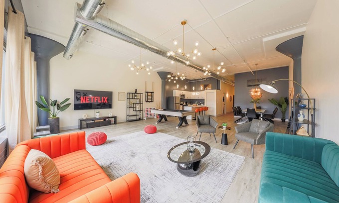 Prairie District Apartment | McCormick 5B/3Ba Luxury Suite for groups/12 guests