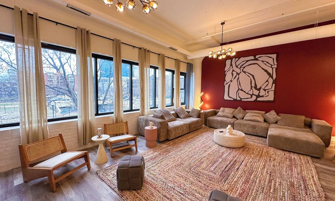 Near South Side Apartment | McCormick 6B/3Ba Luxury Suite for groups/12 guests