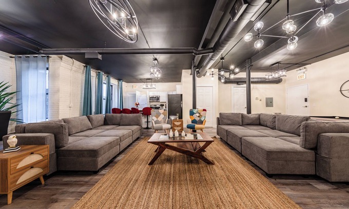 Near South Side Apartment | McCormick Place with 5 beds/Pool table/Optional Parking/Sleeps 10
