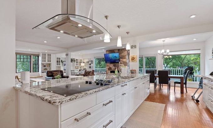 Southwest Edmonton House | McKernan - Ultimate Escape with A/C + BBQ