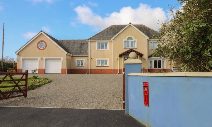 Haverfordwest Cottage | MEADOW CROFT, family friendly, with a garden in Haverfordwest