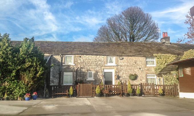 Buxton House | MEADOW FARM, family friendly, with a garden in Buxton