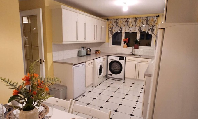 Bedford House | Meadow View- Long stay and short term stay