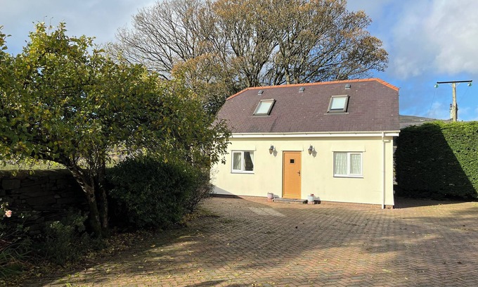 Caernarfon Cottage | MEADOW VIEW, romantic, country holiday cottage in Penygroes