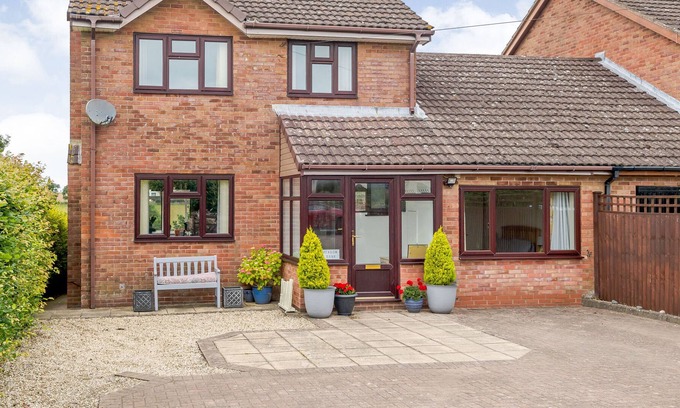 Ruardean Cottage | MEADOWBANK, pet friendly, with open fire in Drybrook