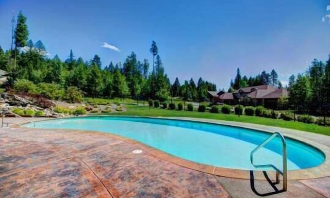 Columbia Falls Condo | Meadowlake condo - Summer pool and hot tub! AC for those hot summer days