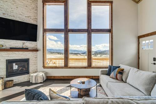 Indian Mountain House | Meadowlark Mountain Club with Views of the Rockies