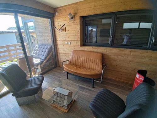 Charmes Apartment | Mechanical cottage, old cars and bikes