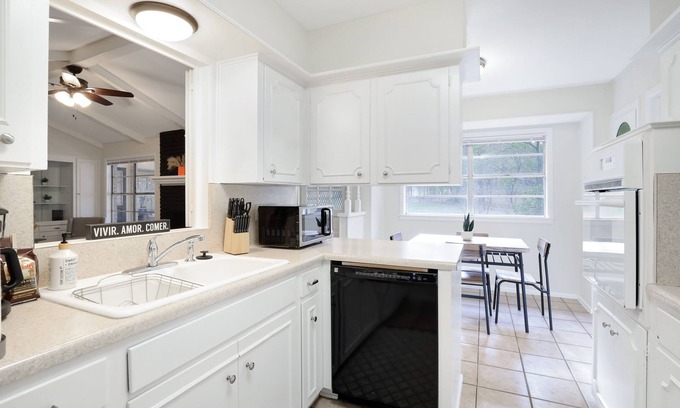 Vance Jackson House | Medical Center - Riverwalk - La Cantera - Six Flags - RIM