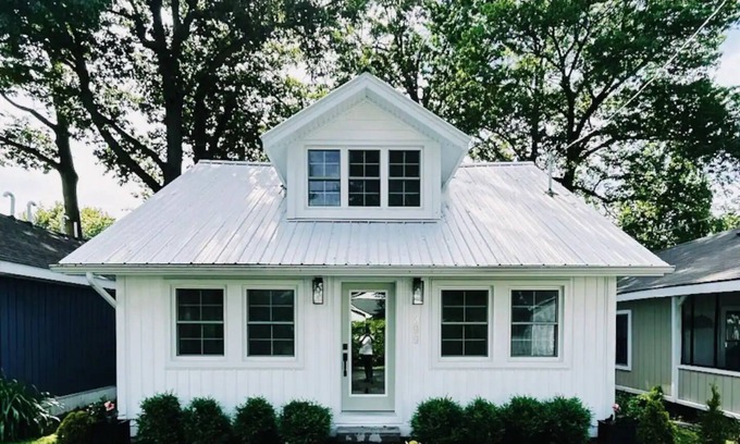 Crystal Beach Cottage | Medium Term Rental Available to May 25 ($2600 a month)