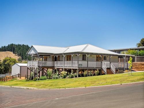 Nannup House | Meeukany - Hilltop Stunner in the Heart of Nannup