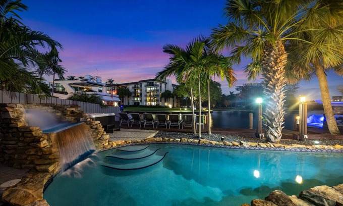 Riverside Park Apartment | Mega-Yacht Showcase Villa with Pool Table/Marble