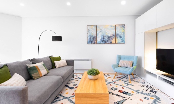 Melbourne Central Business District Apartment | Melbourne Apartment with Pool, Spa & Tennis Court
