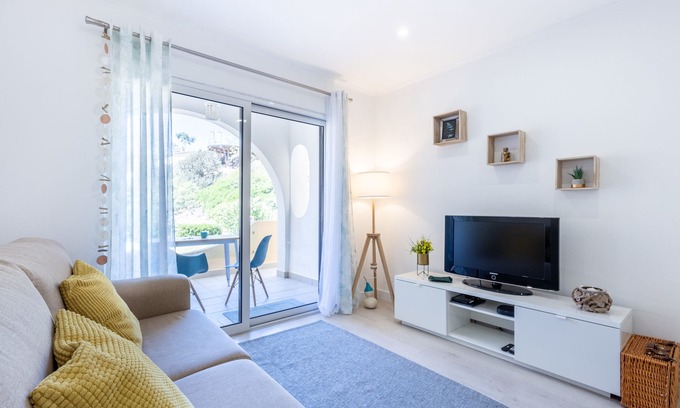 Vale de Centianes Apartment | Melodia do Mar directly at Vale Centeanes Beach!