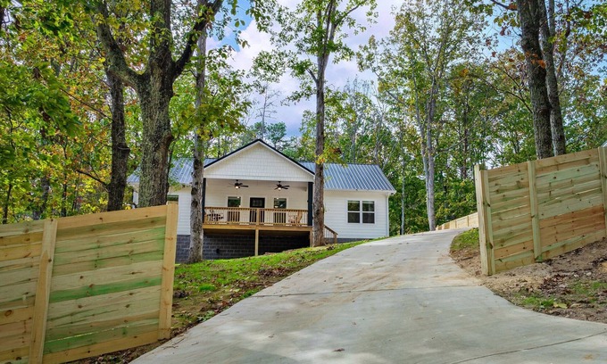 Fort Payne House | Melody Ridge | Fort Payne | Fast Wi-Fi | King Suite | 4 Smart TVs | Soaking Tub