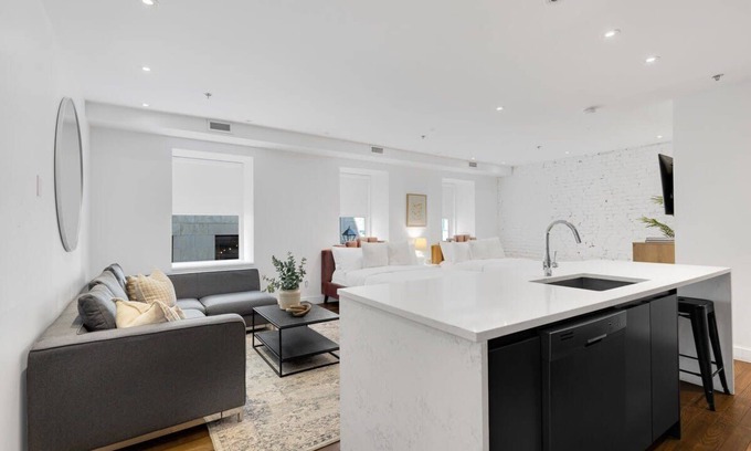 Old Montreal Apartment | Mercer |Elegant 2Bds-1BA|Old Mtl