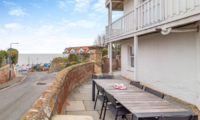 Felixstowe House | Meri Rauha - Two Bedroom House, Sleeps 4