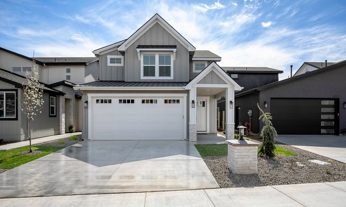 Meridian House | Meridian Marvel: Pet Friendly, Pickleball Court, Seasonal Pool!