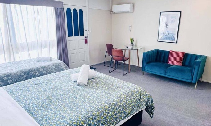 Merivale Apartment | Merivale Court Large Studio-Unit 2