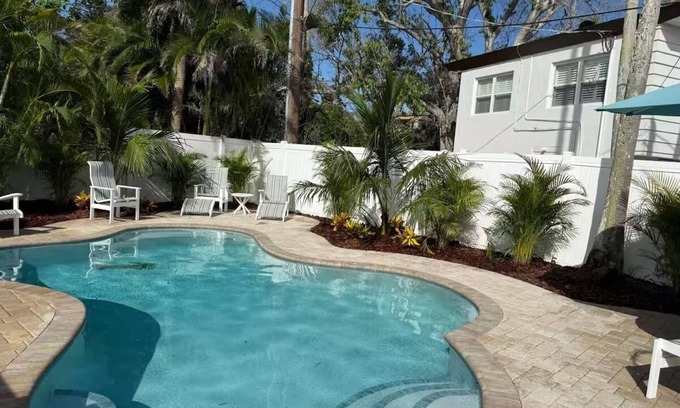Anna Maria House | Mermaid’s Purse - Private Pool! 40 steps to beach!