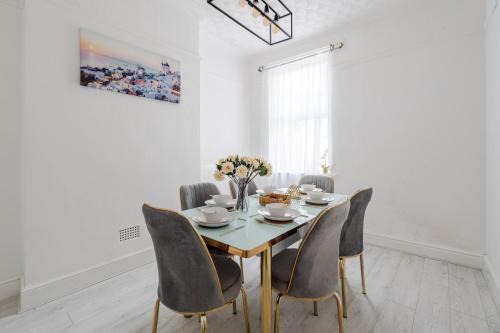 Bootle Apartment | Mersey View 4 Bedroom by Liverpoollux Next To Everton Stadium