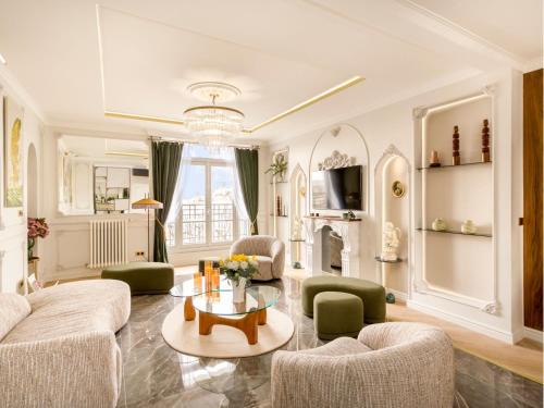 Faubourg-du-Roule Apartment | Merveil Signature Suite Hoche - Eiffel Tower view