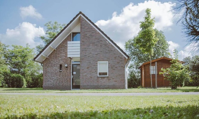 Nieuw Heeten House | Meta description: Stay in Bungalow Schipbeek for 6 persons at Vakantiepark de Sallandshoeve and enjoy comfort and convenience in a woodland setting in Overijssel.