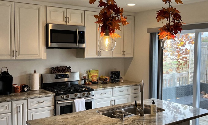 Mishawaka House | Meticulously well appointed home 20 minutes to Notre Dame!