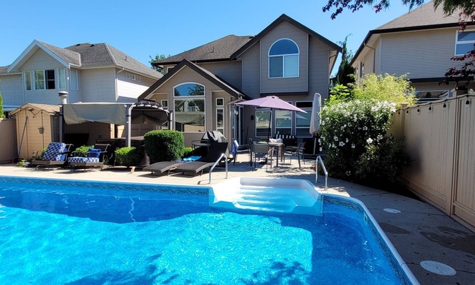 South Newton House | Metropolitan Dream Stay with Pool and Hot Tub
