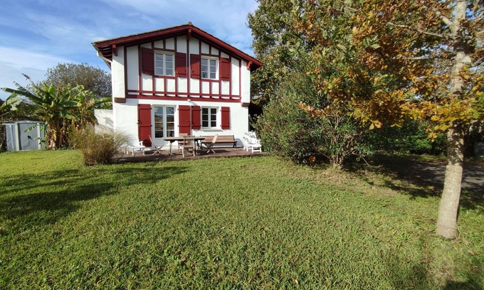 Saint-Pee-sur-Nivelle Apartment | Meublé de Tourisme 3, Lumineux Avec Terrasse, vue sur Montagne et Grand Jardin