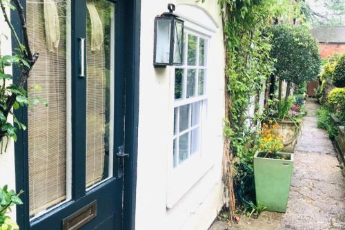 Marlborough House | Mews Cottage off Marlborough High Street