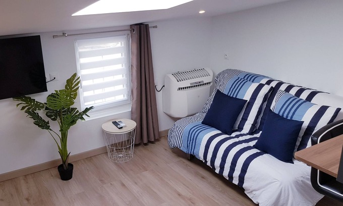Saint-Florent Apartment | "Mezzo" Air-conditioned studio in the hyper-center of Niort