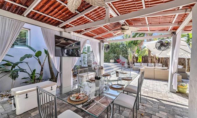 Coral Way House | Miami Sombra: Prime Location-Parkfront- Den-Gazebo