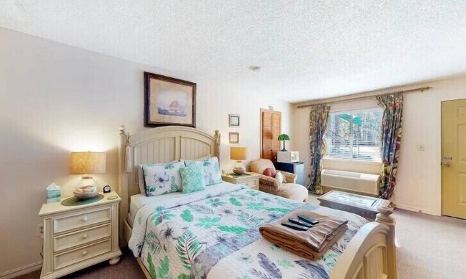 Eureka Springs Historic District Hotel | Miami Suite 102 at Tradewinds