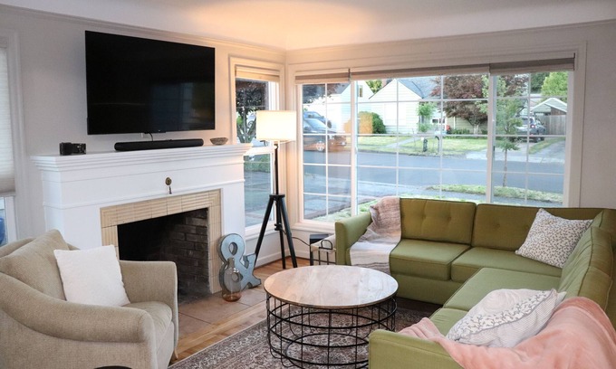 Central Park House | Mid-century 5-bedroom house in lovely Downtown Vancouver with WiFi, AC