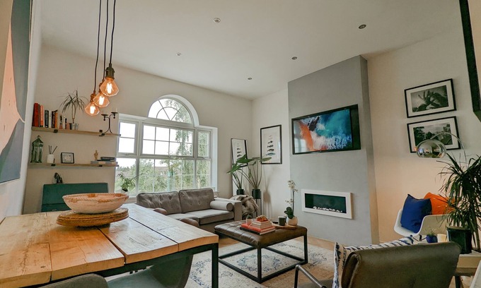 Quedgeley Apartment | Mid-Century Apartment, Near The Quays & Docks