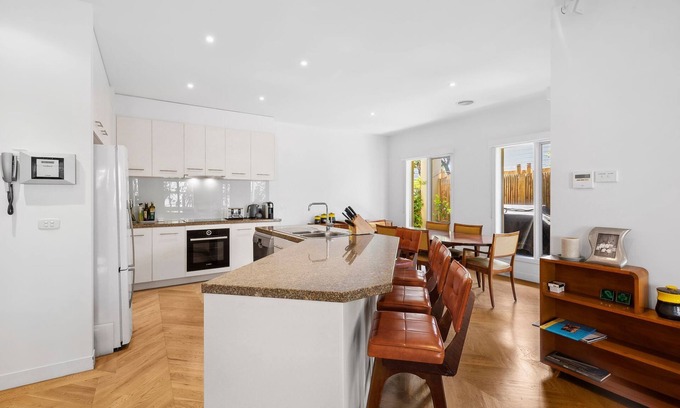 Queenscliff House | Mid-Century Charm Meets Coastal Convenience—Your Perfect Getaway Awaits!
