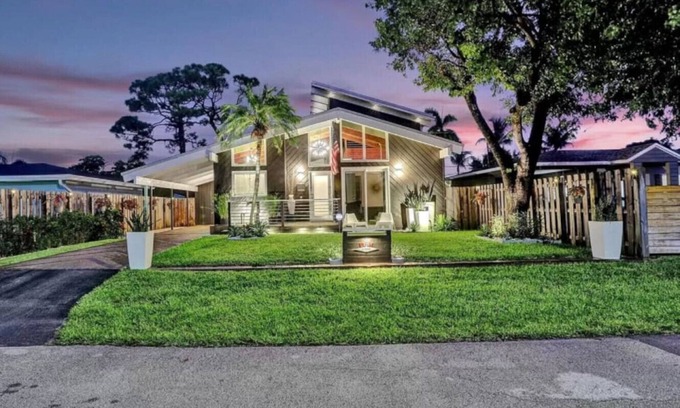 North Andrews Gardens House | Mid-Century Chic | Pool & Hot Tub | Skyview Loft