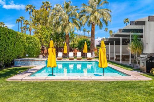 Palm Springs House | Mid-Century Home, 5-min to downtown, HUGE Pool & Spa