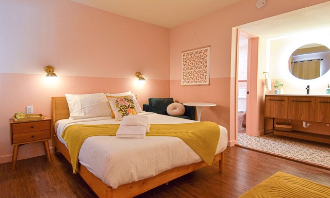 Fayetteville Hotel | Mid-Century Themed Hotel Room in Fayetteville, AR - The Clementine on College #8