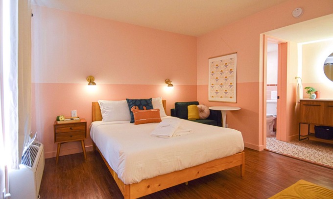 Fayetteville Hotel | Mid-Century Themed Hotel Room in Fayetteville, AR - The Clementine on College #2