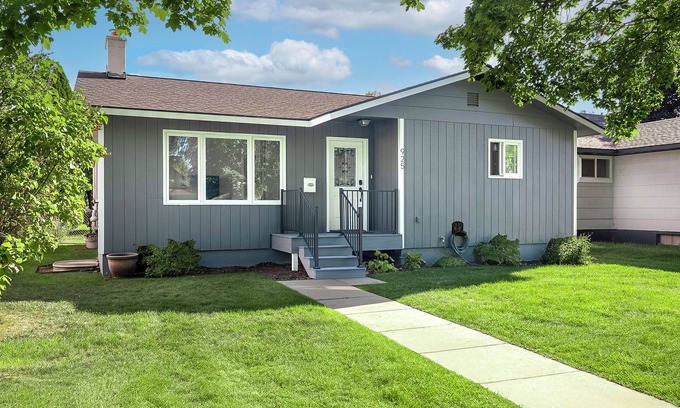 Kalispell House | Mid-Way on 3rd, Sleeps 10, Sauna and Firepit