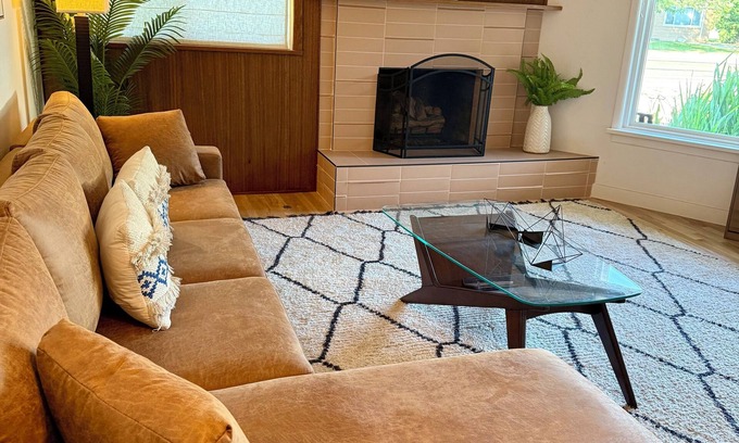 Southeast Boise House | MidCentury Modern Oasis/SE Boise/Golf Putting green!