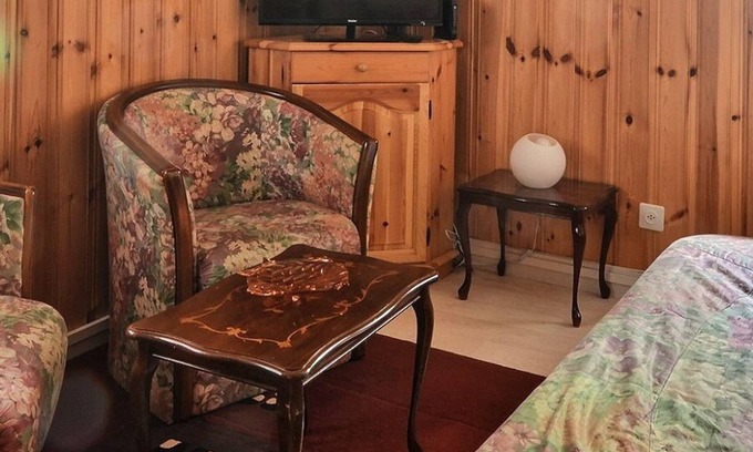 Grimentz Apartment | Middle class flat for 4 to 5 people, small living room, separated kitchen with dishwasher, 1 double