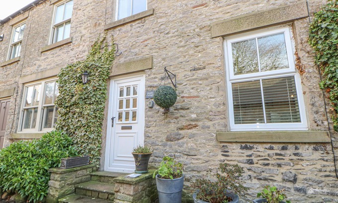 Middleham Cottage | MIDDLE COTTAGE, pet friendly, character holiday cottage in Middleham