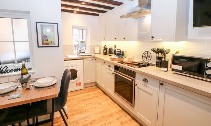 Ashbourne Cottage | MIDDLE COTTAGE, romantic, luxury holiday cottage in Ashbourne