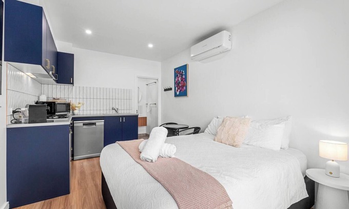 Geelong Apartment | Middle Of Town With Parking!