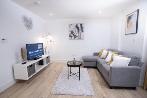 Luton Apartment | Midland Apartment I 1-min walk to town centre & station I 8-mins to airport I private balcony